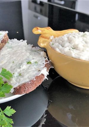 Фото Закуска- сало с чесноком и зеленью.