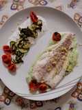 Branzino su crema di zucchine aromatizzata, zucchine grigliate su salsa yogurt e pomodorini confit
