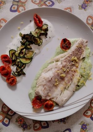 Foto di Branzino su crema di zucchine aromatizzata, zucchine grigliate su salsa yogurt e pomodorini confit