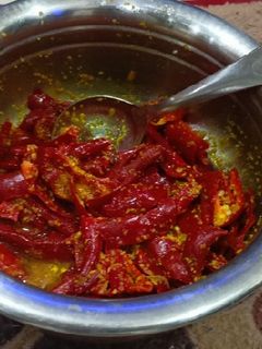 રાઈ વાળા લાલ મરચા (Rai Vala Lal Marcha Recipe In Gujarati) રેસીપી મુખ્ય ફોટો