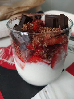 Una foto de 🍨 Yogurt con fresas y chocolate