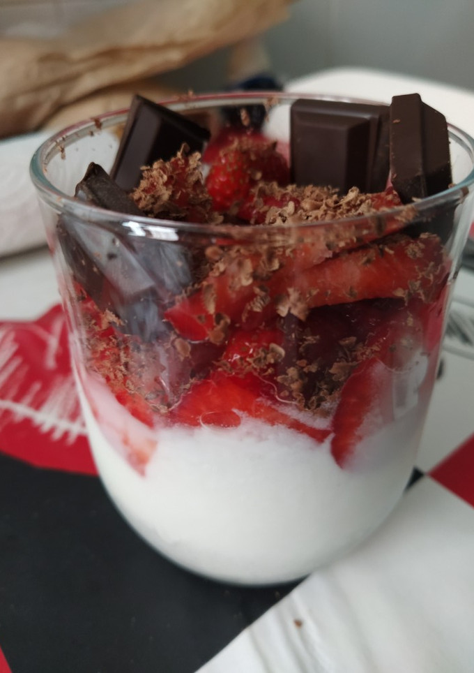 Una foto de 🍨 Yogurt con fresas y chocolate