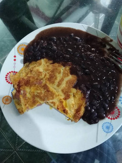 Una foto de Tortilla de Huevo con Salchicha, queso y papas Pringles
