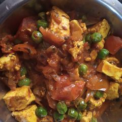 A picture of मटर पनीर.