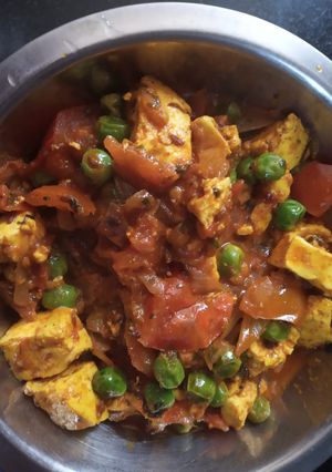 A picture of मटर पनीर.