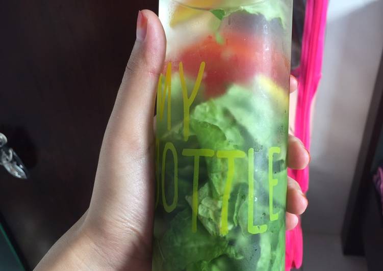 Cara termudah untuk Musim Panas LezatInfused Water Sawi Tomat Lemon
