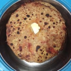 A picture of Aloo ke parathe.