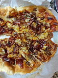 Una foto de Pizza de carne, bacon y salsa barbacoa