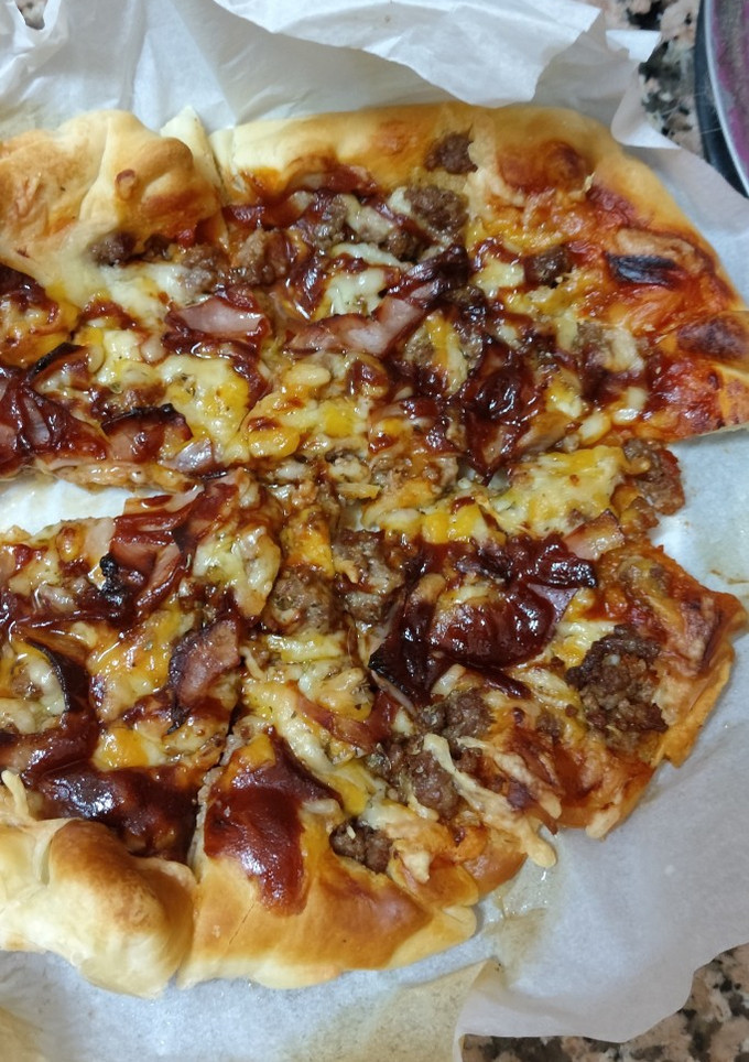 Una foto de Pizza de carne, bacon y salsa barbacoa