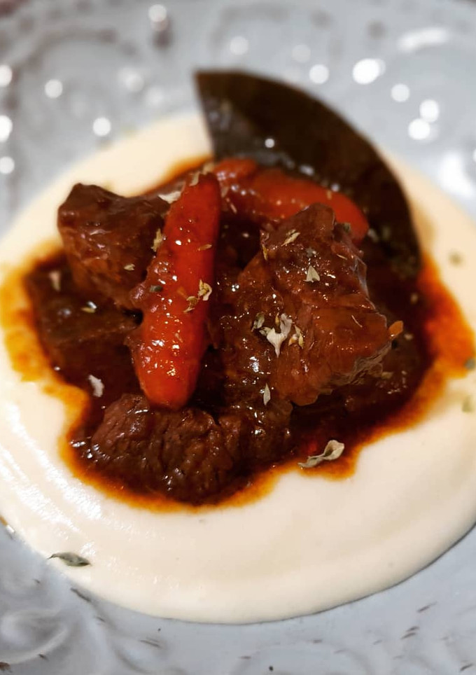 Una foto de Ternera estofada en cerveza negra con cremoso de patata