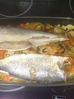 Una foto de Lubina al horno con patatas
