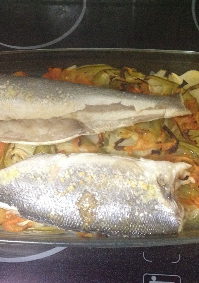 Una foto de Lubina al horno con patatas