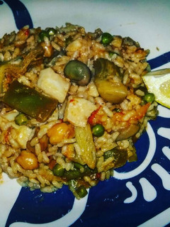 Una foto de Arroz con bacalao y verduras