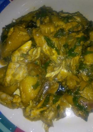 A picture of Porridge plantain with scent leaf and smoked fish.