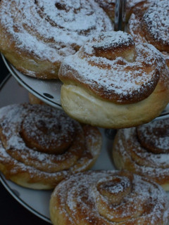 Una foto de Panecillos de canela. (Kanelbullar, Rollitos de canela suecos)