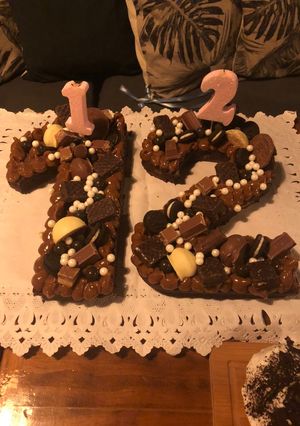 Una foto de Torta de brownie con nueces y chocolates, ideal para cumpleaños!