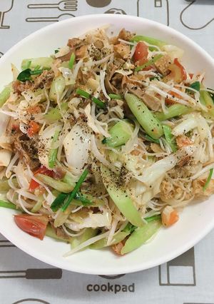 Hình của món Bún gạo xào tập tàng.