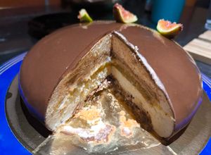 Une photo de Entremets Figue avec Confit de Figue, Insert Praliné et Mousse Vanille