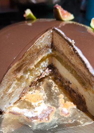 Une photo de Entremets Figue avec Confit de Figue, Insert Praliné et Mousse Vanille