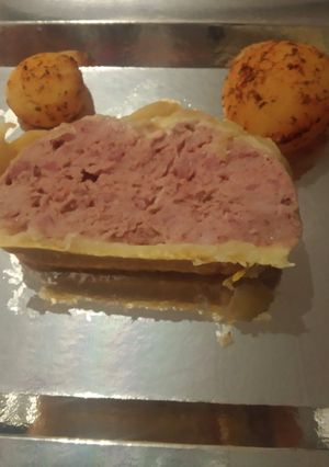 Una foto de Wellington a mi manera con pollo, paté y jamón, acompañado de papas