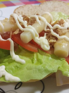 Una foto de Sándwich mixto+vegetal