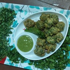A picture of Spinach Methi leaves bhajiya.