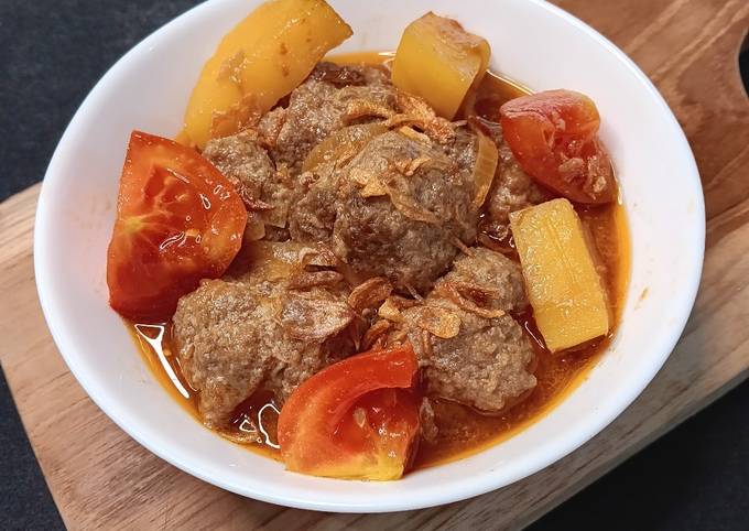 Resep Semur Bola Daging Isi Telur Puyuh Oleh Putry Thya Cookpad