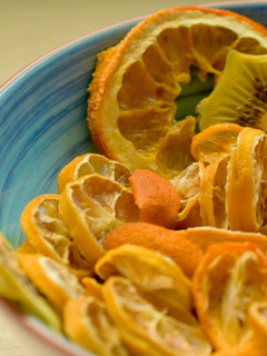 Una foto de Kumquat limón y kumquat naranja deshidratados