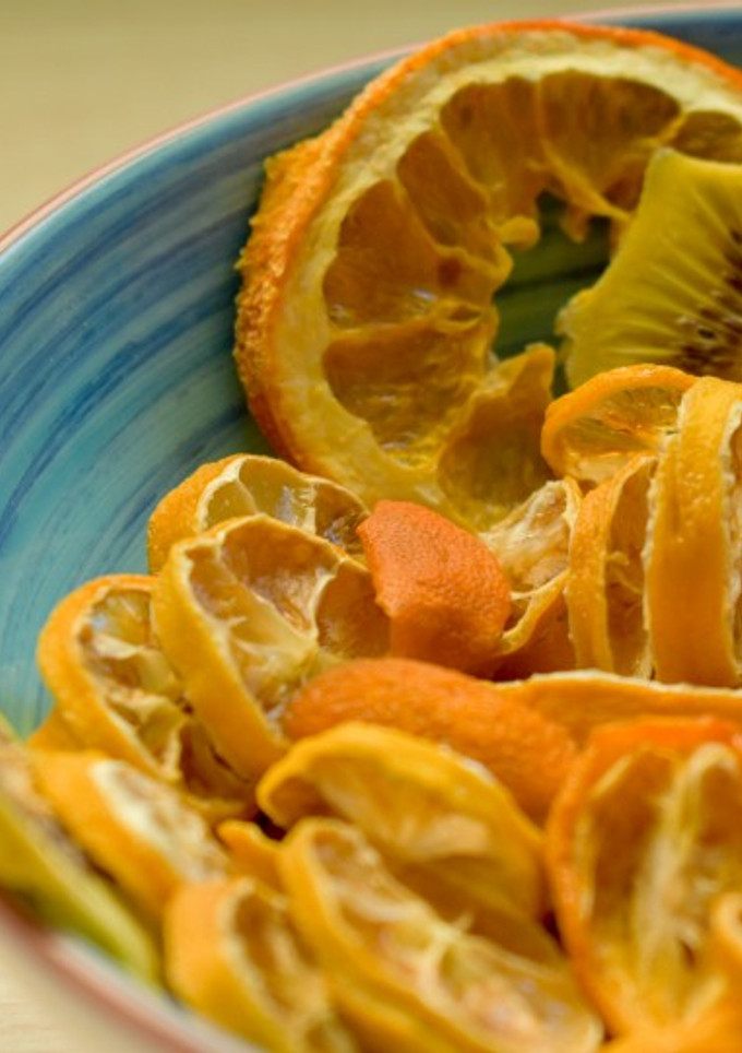 Una foto de Kumquat limón y kumquat naranja deshidratados