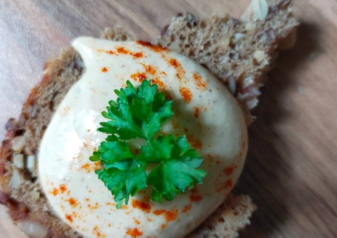 Hummus mit Sesampaste und Paprika