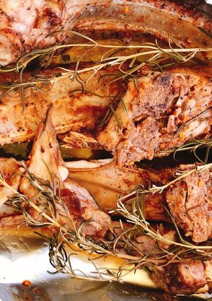 Hình của món Sườn Heo Nướng Lá Hương Thảo.