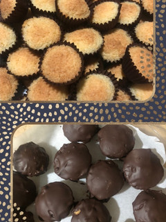 Una foto de Bolitas de coco 🥥 y bolitas de coco 🥥 bañadas en chocolate 🍫