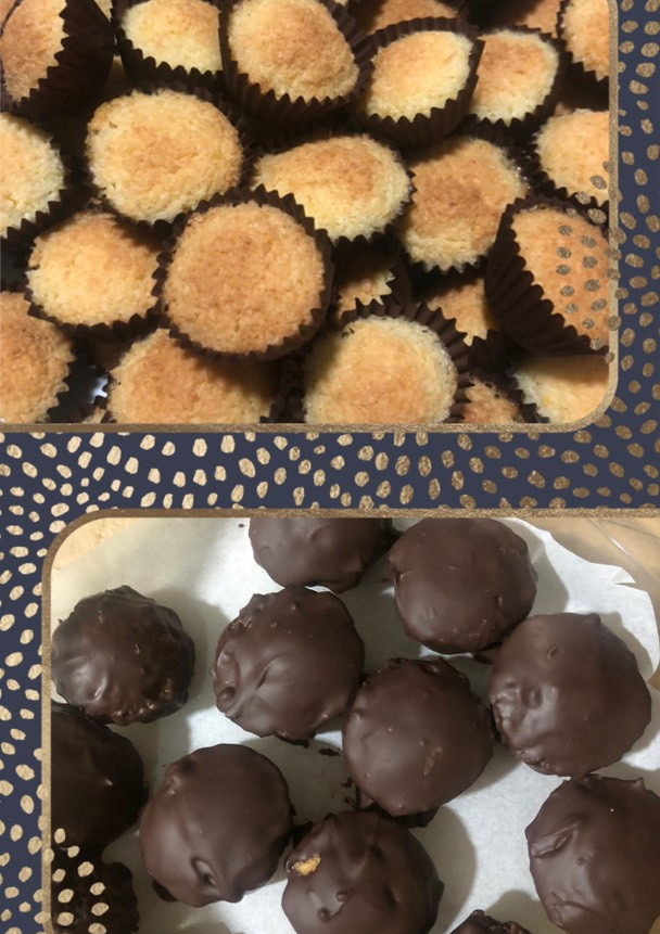 Una foto de Bolitas de coco 🥥 y bolitas de coco 🥥 bañadas en chocolate 🍫