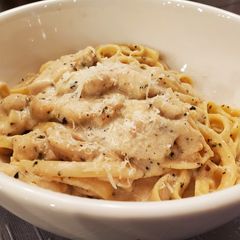 A picture of Chicken Alfredo.