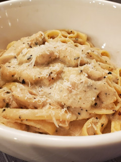 A picture of Chicken Alfredo.