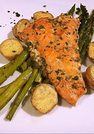 A picture of Sheet pan Honey lemon garlic salmon with asparagus and potato.