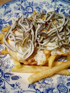 Una foto de Gulas con huevos y patatas