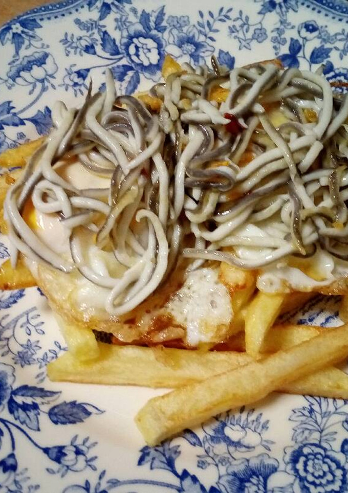 Una foto de Gulas con huevos y patatas