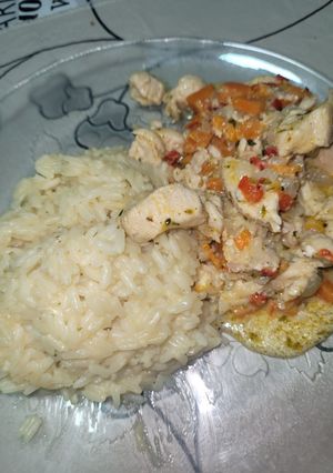 Una foto de Salteado de pollo con arroz 😋