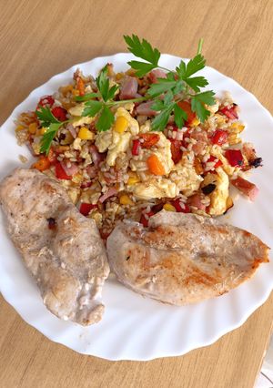Una foto de Arroz a las 7 delicias y pechuga de pollo estresado
