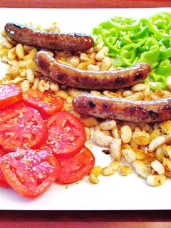 Una foto de Salchichas caseras con alubias y ensalada- novatos - plato único