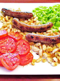 Una foto de Salchichas caseras con alubias y ensalada- novatos - plato único