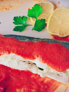Una foto de Pescadilla en papillote con salsa cremosa de piquillos al coñac (sin horno)