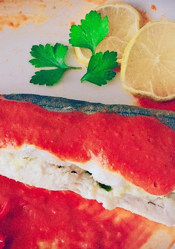 Una foto de Pescadilla en papillote con salsa cremosa de piquillos al coñac (sin horno)
