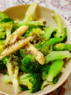 玉米筍炒花椰菜 的食譜成品照片