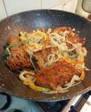 Bifes de seitán encebollados