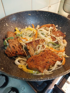Una foto de Bifes de seitán encebollados
