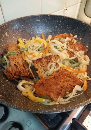 Una foto de Bifes de seitán encebollados