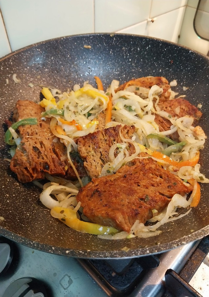 Una foto de Bifes de seitán encebollados