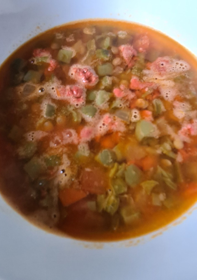 Una foto de Sopa de lentejas con nopales y chorizo de pavo